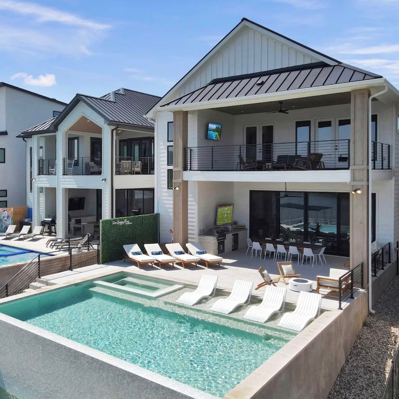 Have you made Father’s Day plans yet?

𝑻𝑯𝑬 𝑬𝑵𝑪𝑳𝑨𝑽𝑬 is in Kingsland, Texas & sits lake front to one of Texas’ level lakes