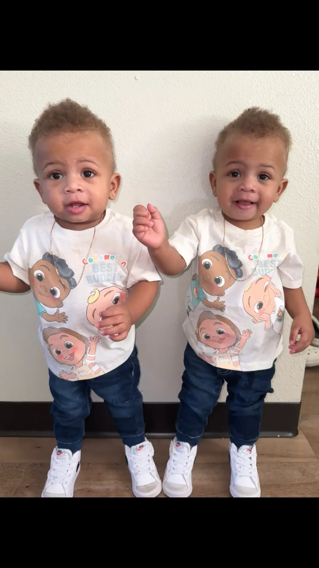 Hello, we are Armon and Armani🧸🤍 #parktwinss #armonarmani #fyp #babymodel #twinbrothers 