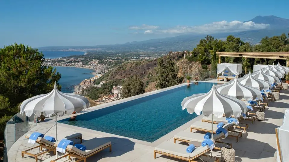 Book luxury hotels  thumbnail