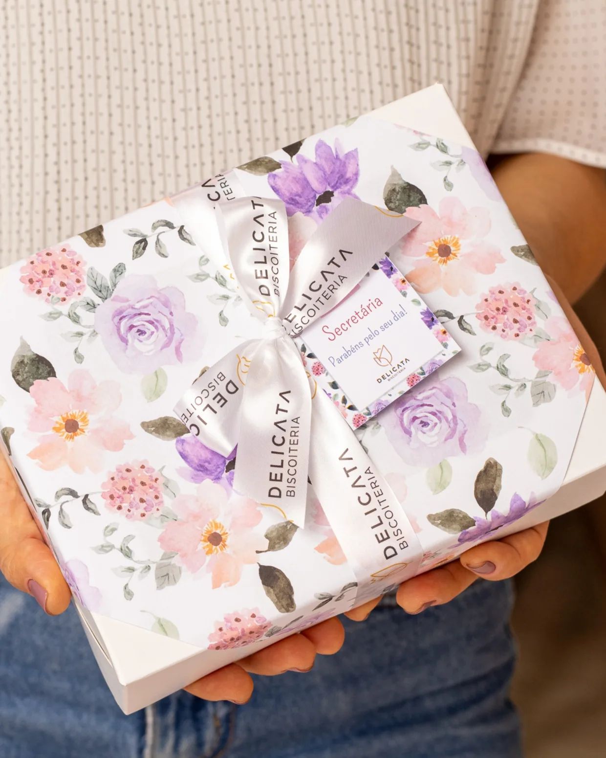 Uma doce forma de homenagear e agradecer neste Dia da Secretária!🌷

Kit caixa com embrulho em papel floral R$ 58,70
(02 