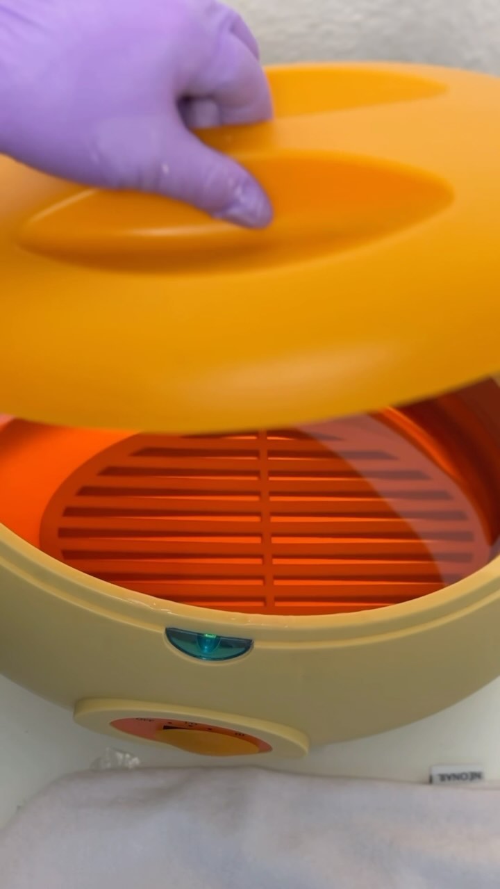 Paraffintherapie – das ist Magie für Ihre Hände und Füße! ✨

1. Zuerst reinigen wir die Haut, um sie für die Tiefenhydra