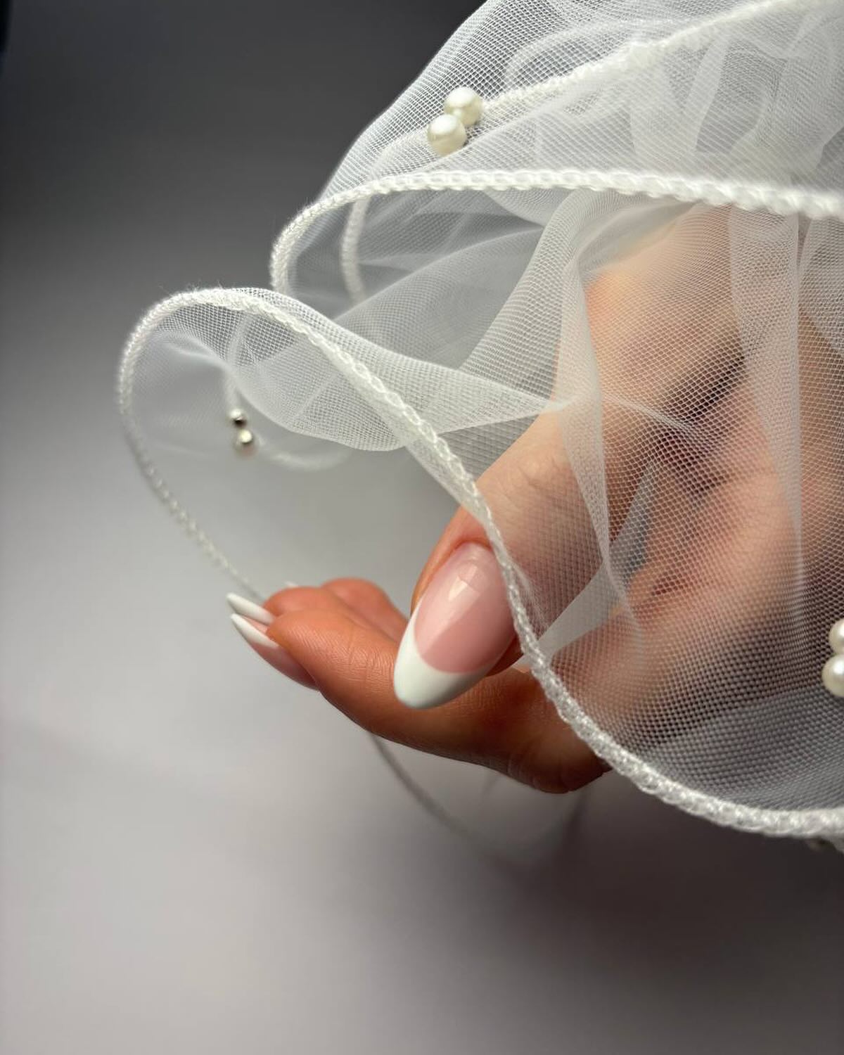 Die French-Maniküre ist der Inbegriff von Raffinesse und zeitloser Eleganz. Jeder Strich betont die natürliche Schönheit