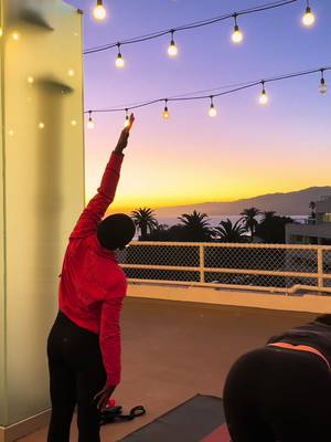 Sunset Flow✨ #rnbyoga #sunset #thingstodoinla #santamonica #fyp 