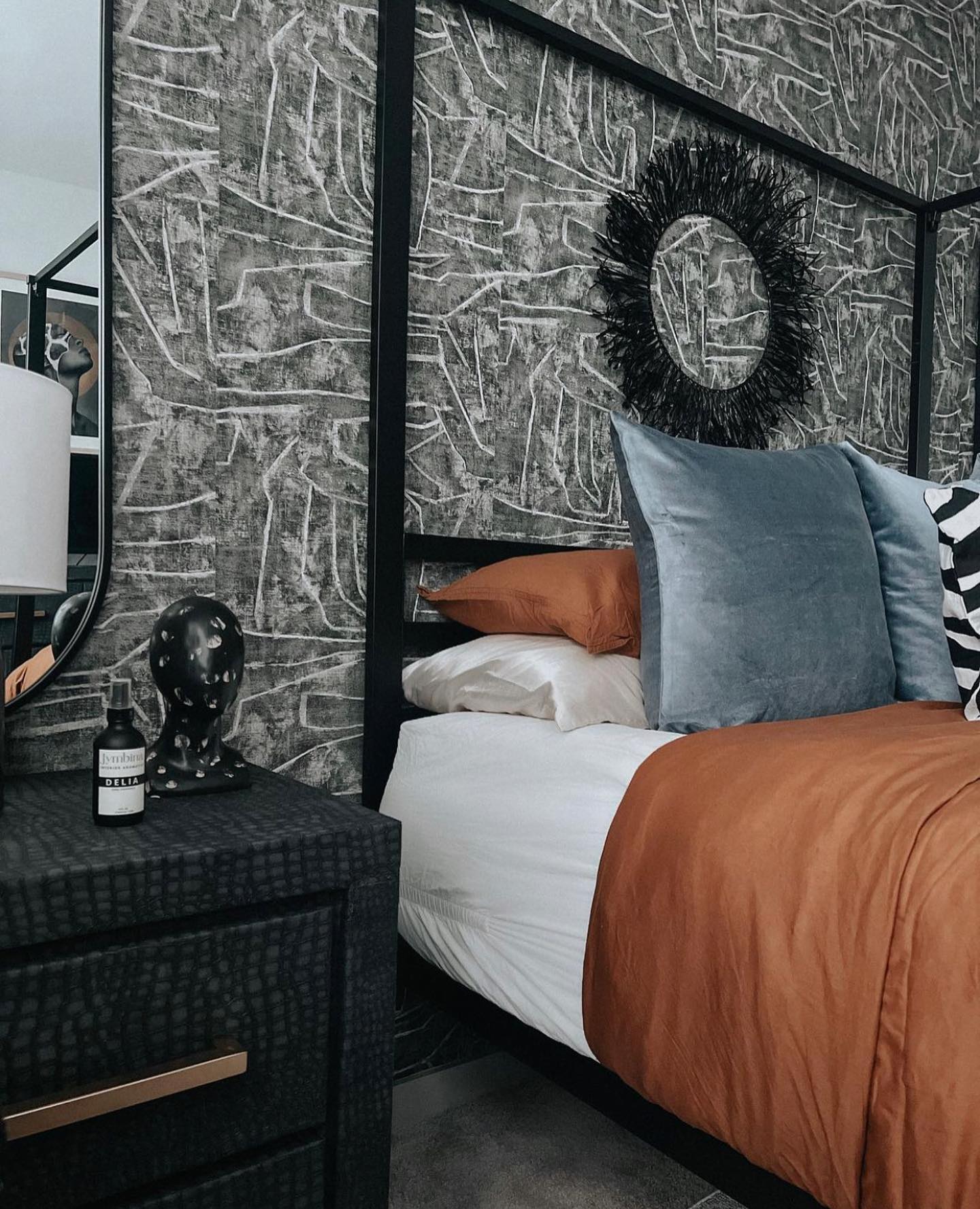 A moody moment🖤 - seeing Delia Home Fragrance in your homes >>> specifically this one! 

📸 @ohmy_vash