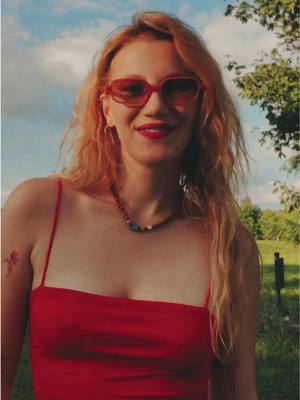 Dur bakıyım hava güzel sanki diye çıkıp, yine kendi başıma çektiğim bi klip oldu 🥸 güzel yorumlar alıyorum, sevdiniz mi 