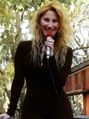 Paranın, rekabetin, gereksiz hırsların, kibir ve maskelerin ötesinde bize göz kırpan bir şeyler var 🌻 🎤Jessie J – Price 