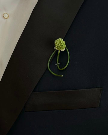 30 Cool Boutonnière Ideas for Grooms That Are Anything But Boring thumbnail