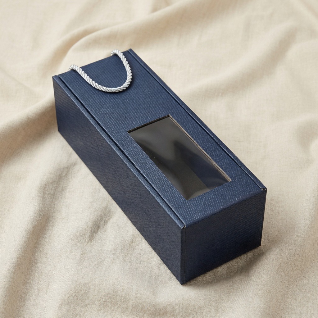 W68 – Granatowe pudełko na wino 10×10×33 cm thumbnail