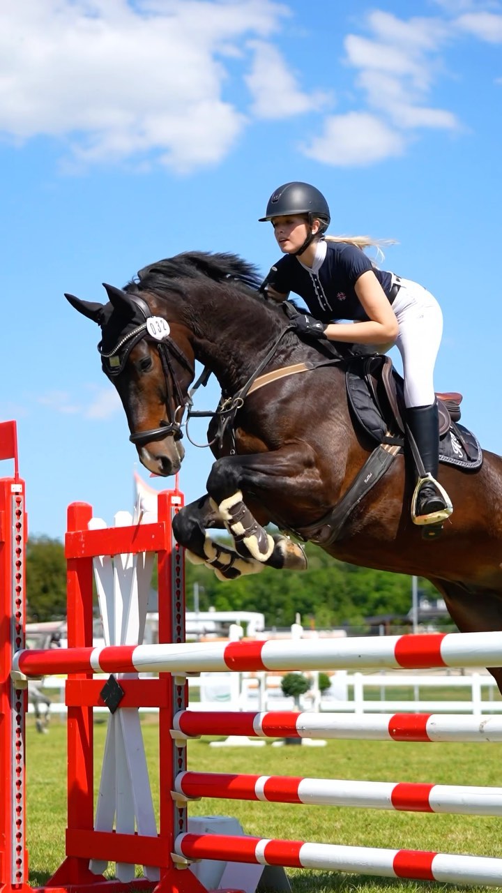 Katharina und ihr wundervolles Pferd erobern die Hindernisse auf dem Springturnier in Düren! Gemeinsam zeigen sie ihre b