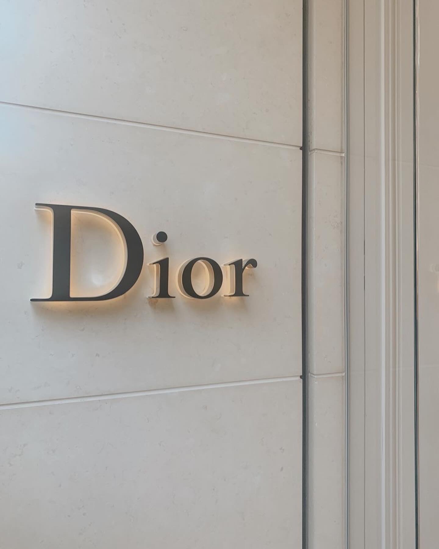 Quando o menos significa mais!💎
Hoje quero falar com vocês sobre o poder do design minimalista. Pense nas marcas de lux