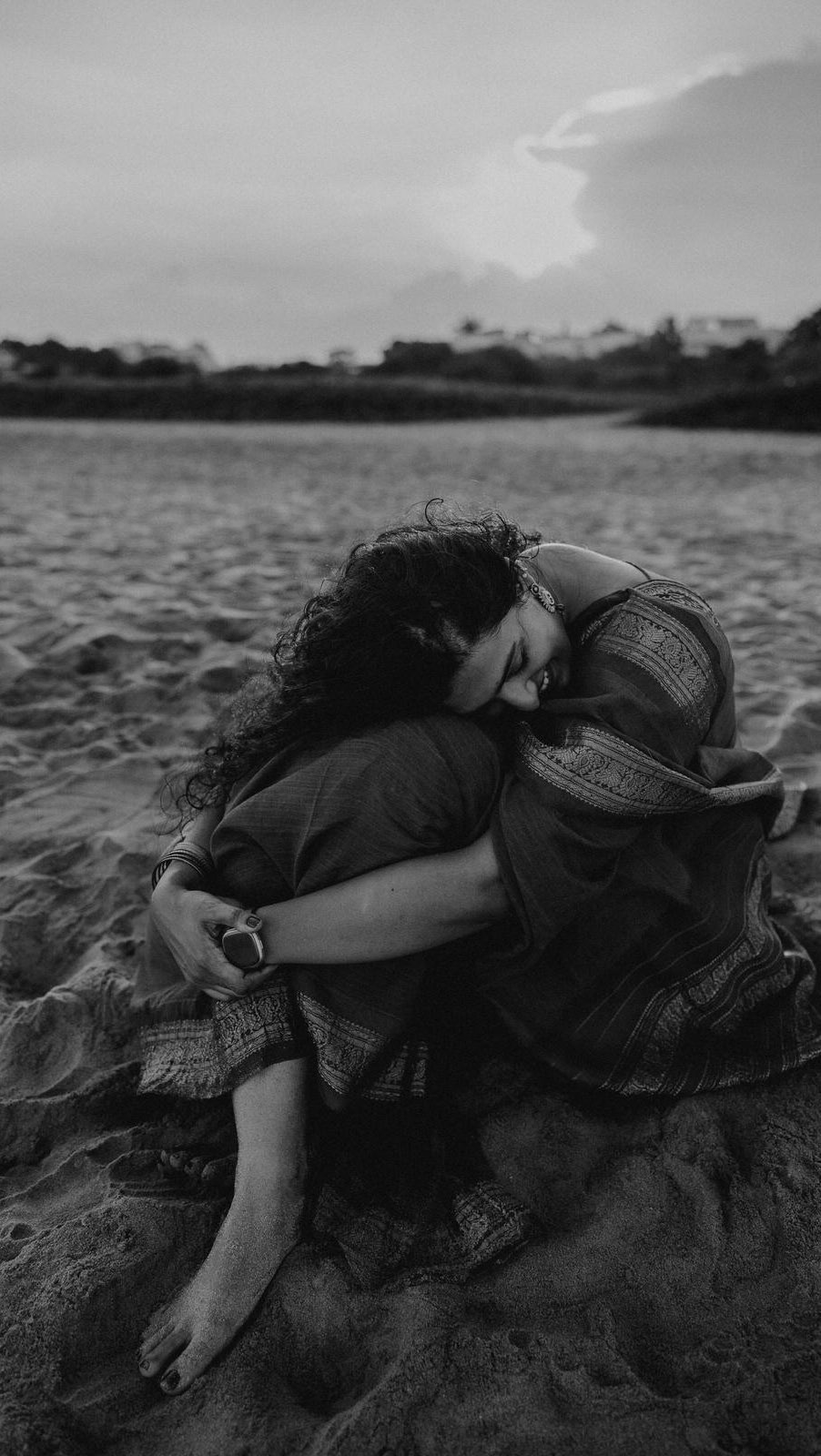 I had no plans to shoot reels with Vaisha. Once the photoshoot was done, Vaisha sat on the shore, facing the sea and she