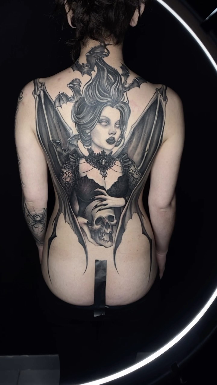 A whole video process of this 4 session back piece 🦇 hope you liked it 
.
.
.
#stockholmtattoo #antwerpentattoo #darkart