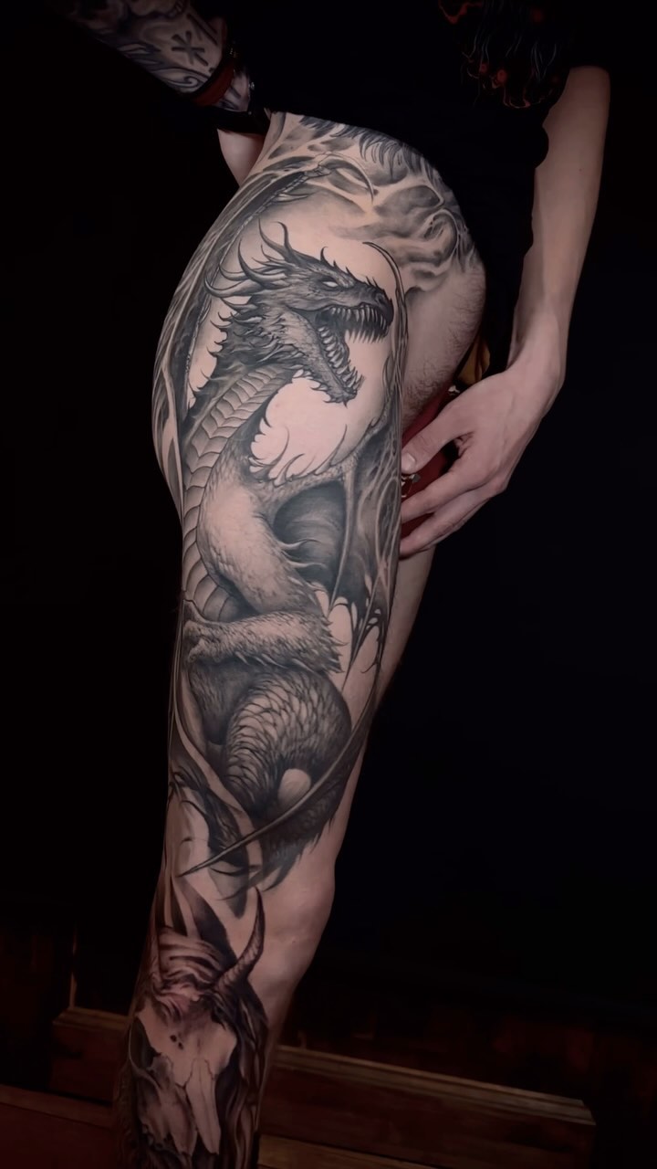 Progress on this massive leg project , he came for a medium size dragon ( in my head full leg sleeve 😹) ,thanks for the 