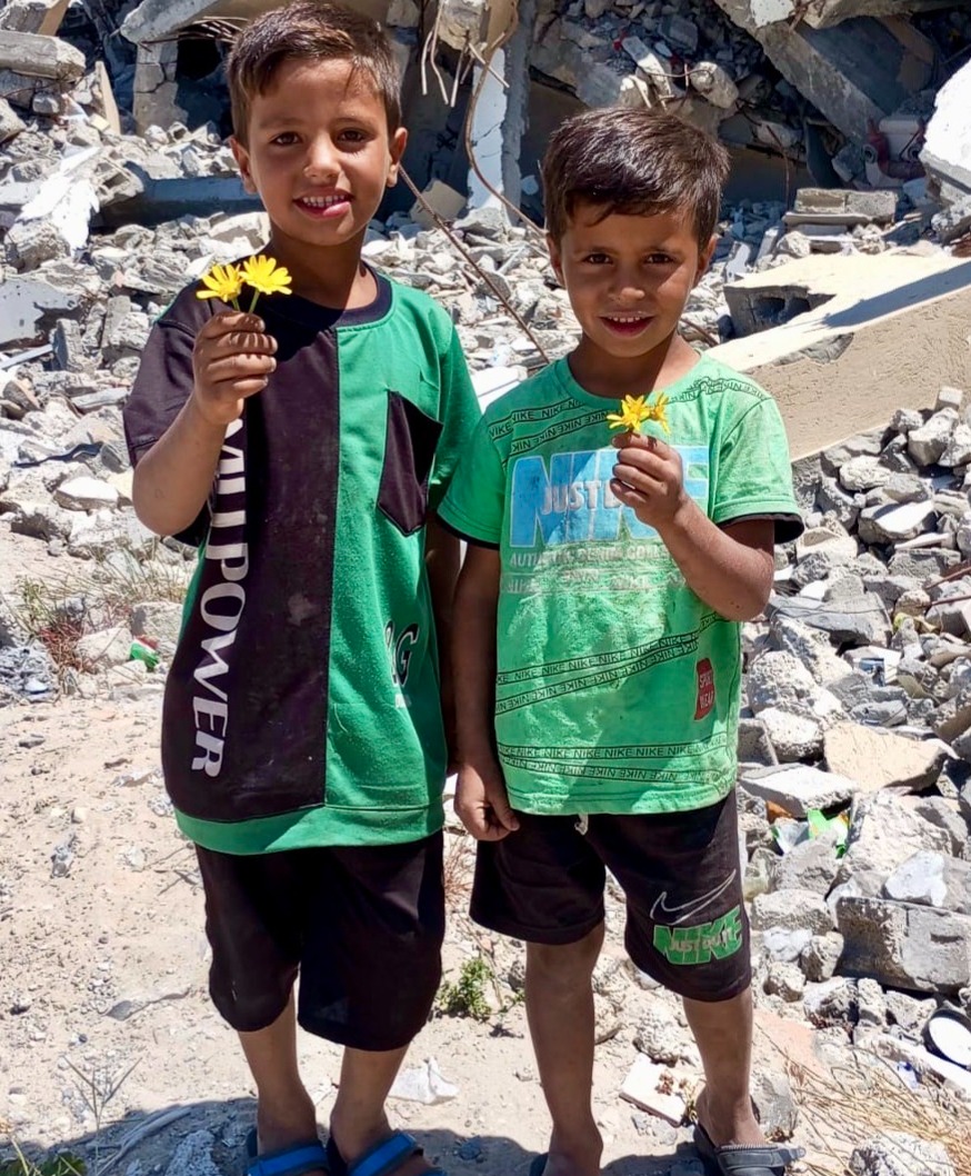 Mahmoud & Iman, and their five children thumbnail