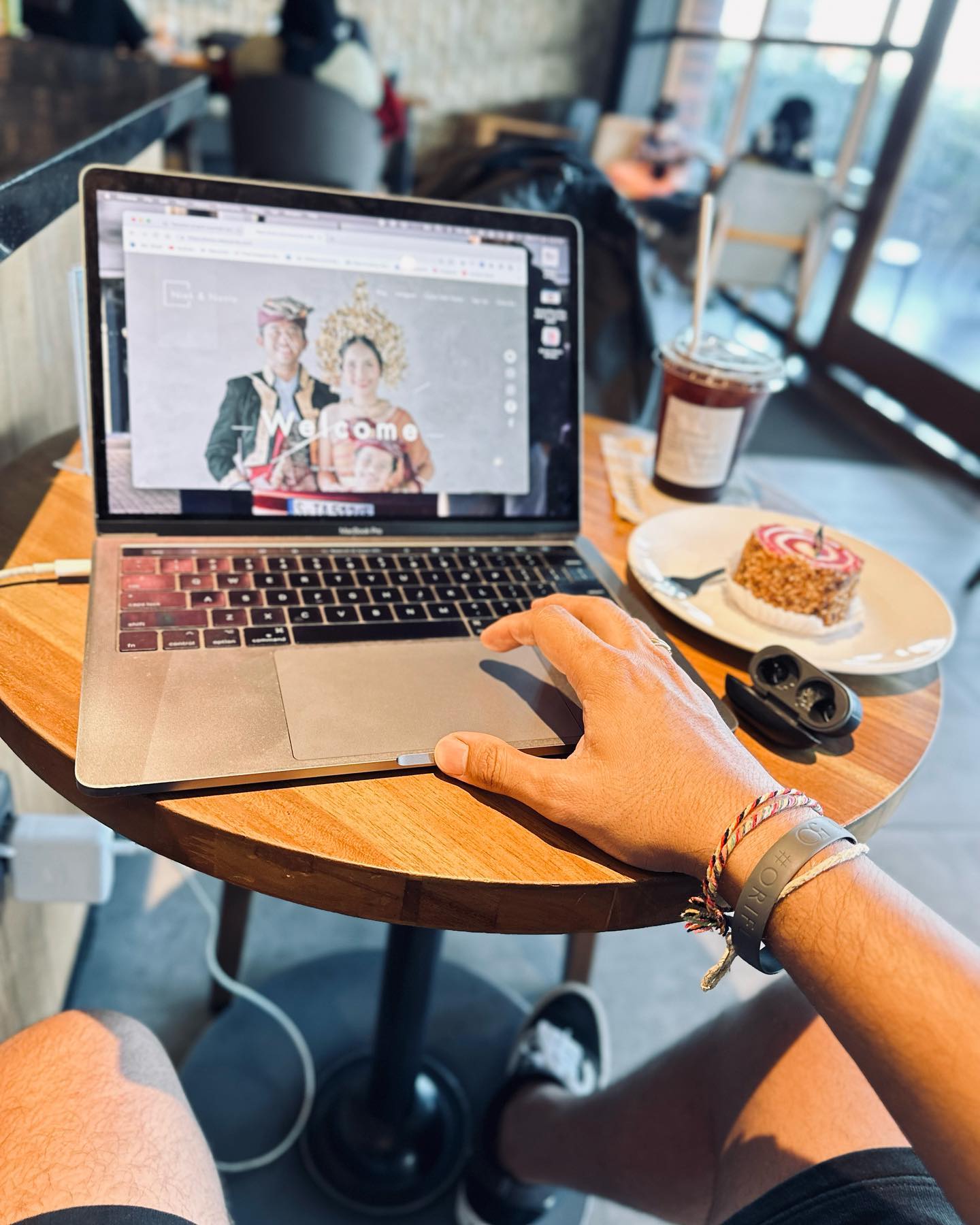 1,5 jam kerja dari cafe sambil ngopi dan ngeCake ☕️ 🍰 

#kerjadarimanasaja #kerjaremote