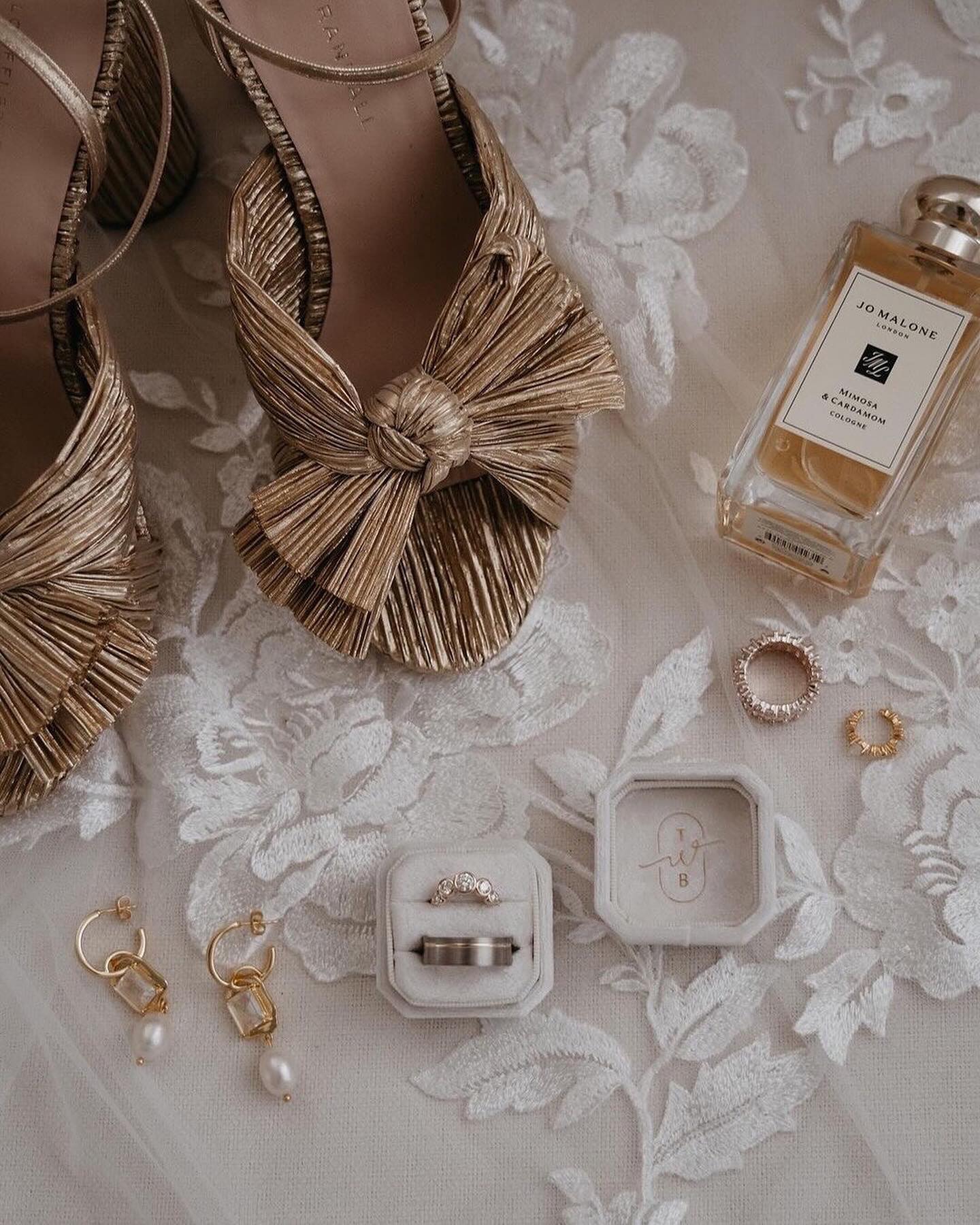 Dreamy details ☁️ with the bestselling @thewholebride / Luxe Velvet Ring Box in Cloud, available in single and double sl