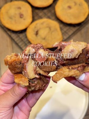 nutella stuffed cookies?! FIREE!!🔥🤤  • • • • #nutella #nutellacookies #nutellastuffedcookies #chocolatechipcookies #nute