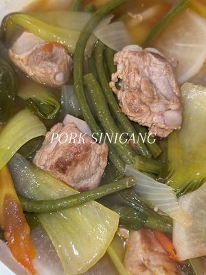 the most comforting filipino soup during these cold rainy days 🍲  • • • • #porksinigang #sinigang #filipinosoup #filipin