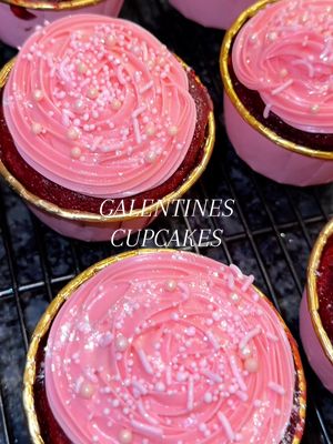 for my galentine girlies 💞🧁 • • • • #valentinesday #valentine #vday #valentinetreats #valentinecupcakes #valentinedesser