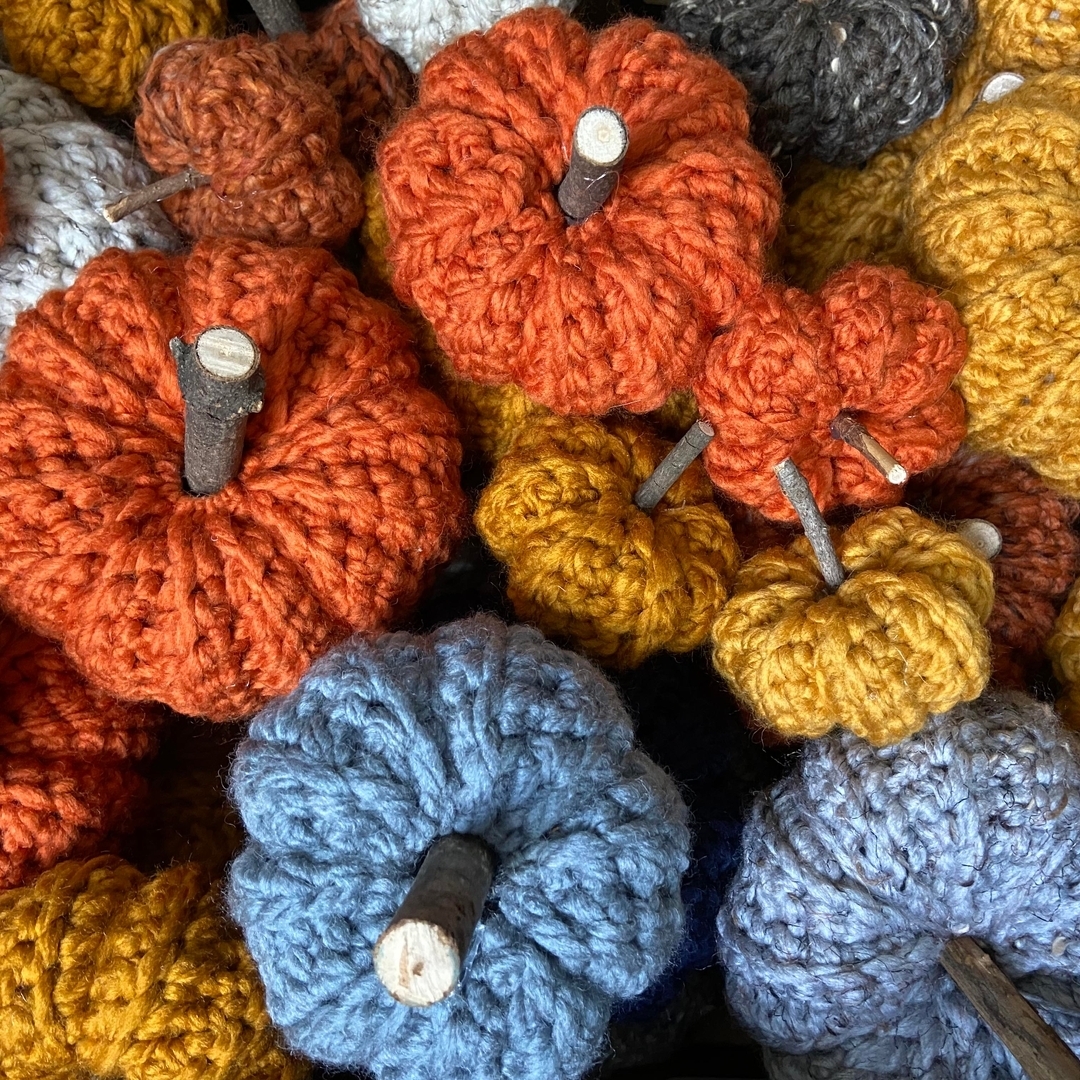 š AUG 4 MAKER PREVIEWS š āāāāāāāāāāāāāāāā
.
@HeartAndHandsCrochet crafts beautiful decor and accessories! They love turni