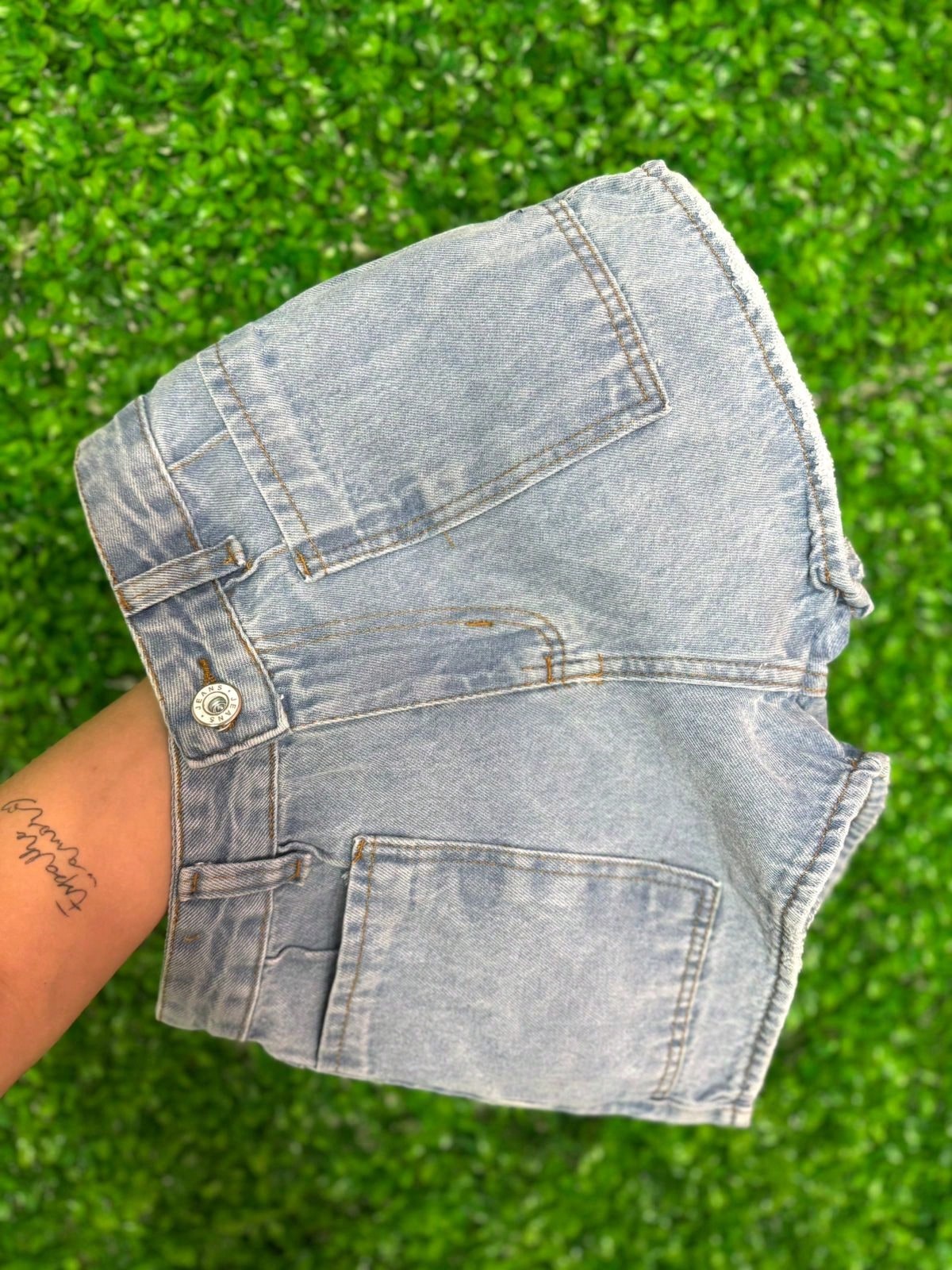 Short Jeans Feminino Cintura Alta Lavagem Clara Com Bolsos Frontais | 100% Algodão| Sem Elastano thumbnail