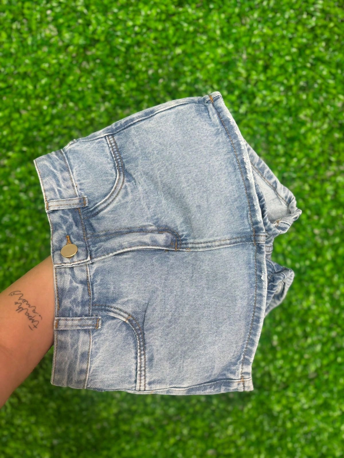 Short Saia Jeans Feminino Cintura Alta na Lavagem Clara I 100% Algodão - Sem Elastano thumbnail
