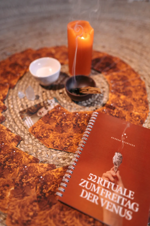 IM RHYTHMUS DER VENUS – Ritualbuch & Kartenset thumbnail