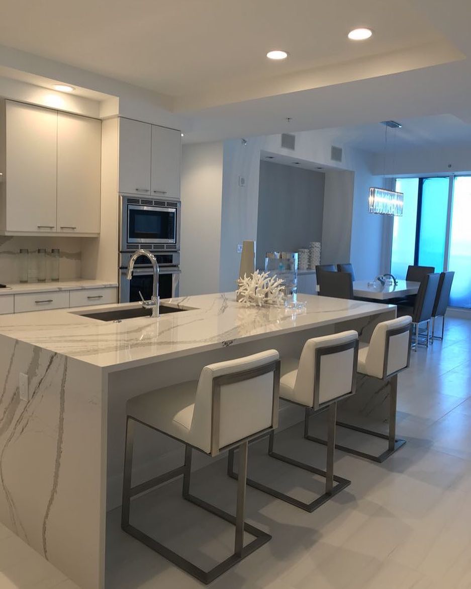 ⚜️Cozinha com alto nível de elegância elaborada em material industrializado.
⬇️

.
.
☎️(34) 9.84070888
.
.
#marmoraria #