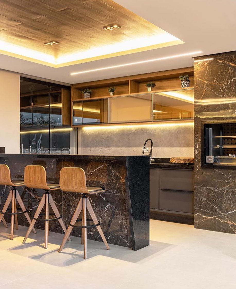 Espaço gourmet com bancadas, balcão e churrasqueira no Granito Preto.

.
.
☎️(34) 9.84070888
.
.
#marmoraria #worldstone
