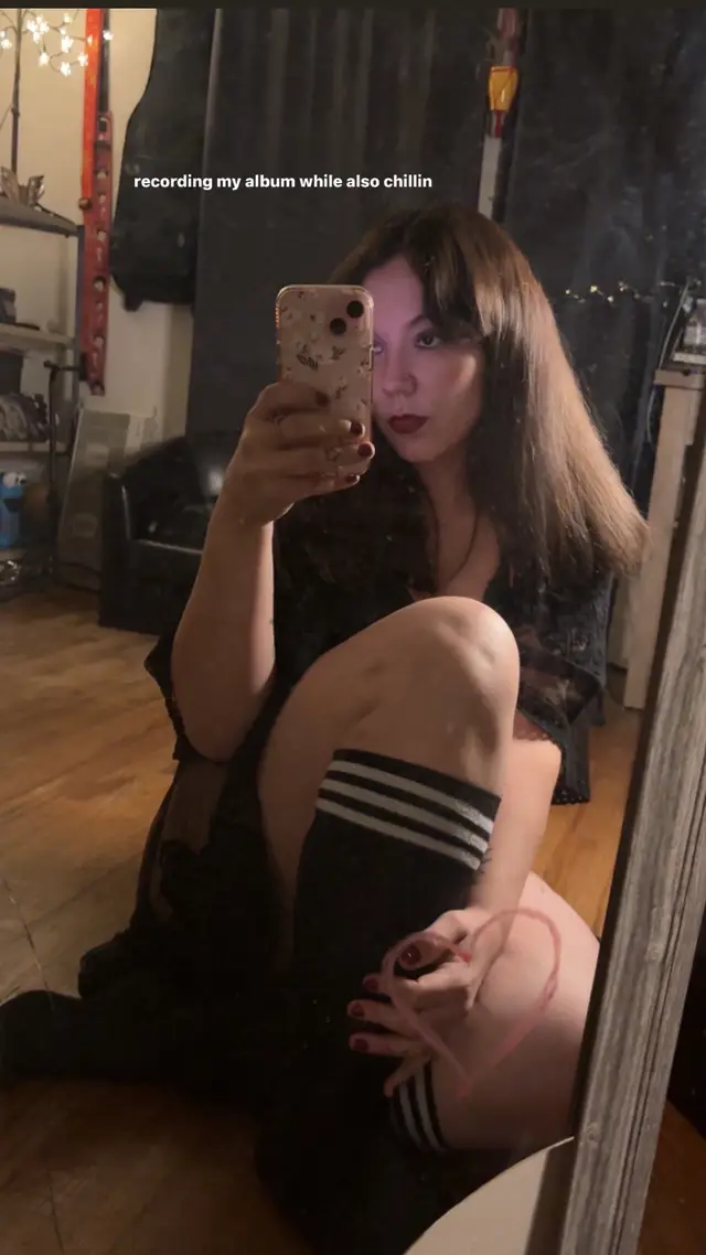 so close to completion guys 💞 about to mark off 2 more songs out of the 4 already finished ✔️ #womeninmusic #autumn #tay