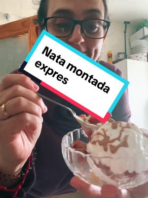 Nata montada expres Una manera facil y rapida de montar la nata. Si el bote de crista esta frio como la nata mucho mejor