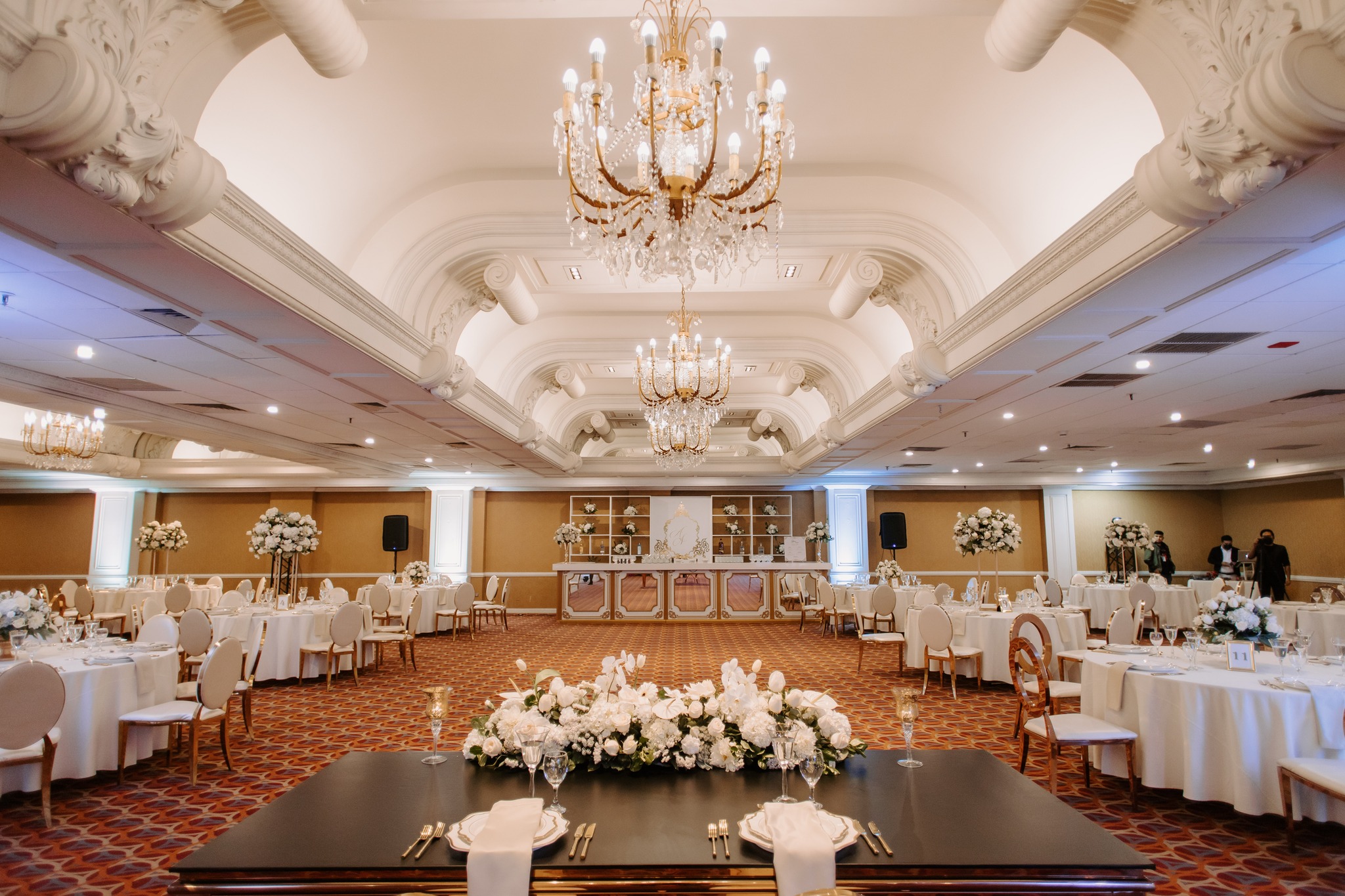 "Sumérgete en la elegancia atemporal de esta boda. Cada detalle refleja un lujo sutil, desde la decoración exquisita has