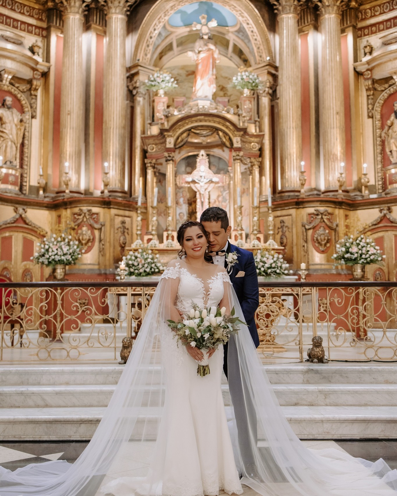 "Sumérgete en la elegancia atemporal de esta boda. Cada detalle refleja un lujo sutil, desde la decoración exquisita has