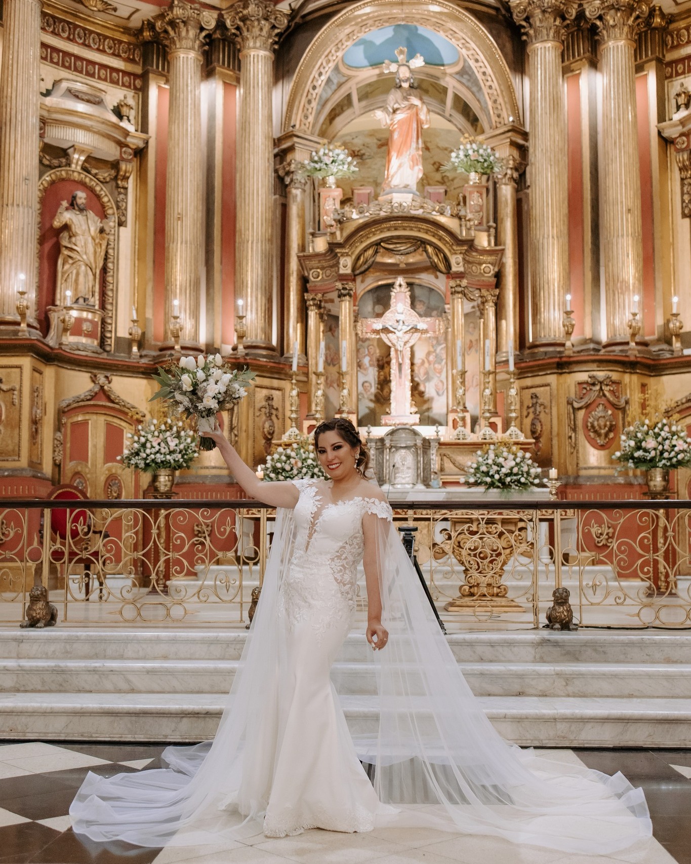 "Sumérgete en la elegancia atemporal de esta boda. Cada detalle refleja un lujo sutil, desde la decoración exquisita has