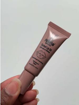 See how the new tinted lip oils from @Dr.PAWPAW swatch on two-tone lips 👄  I found them to be buildable and that I had t