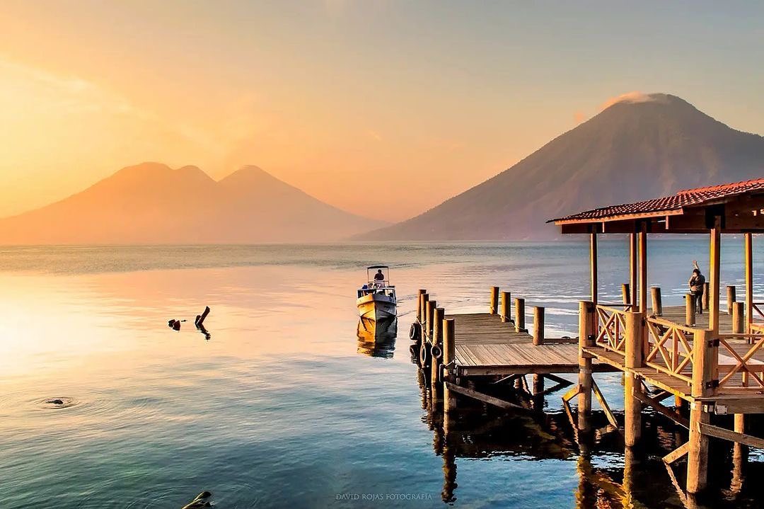 Main dock of San Marcos La Laguna ☀️ 
Boats coming from both directions, Panajachel and San Pedro La Laguna. 
.
.
.
.
.
