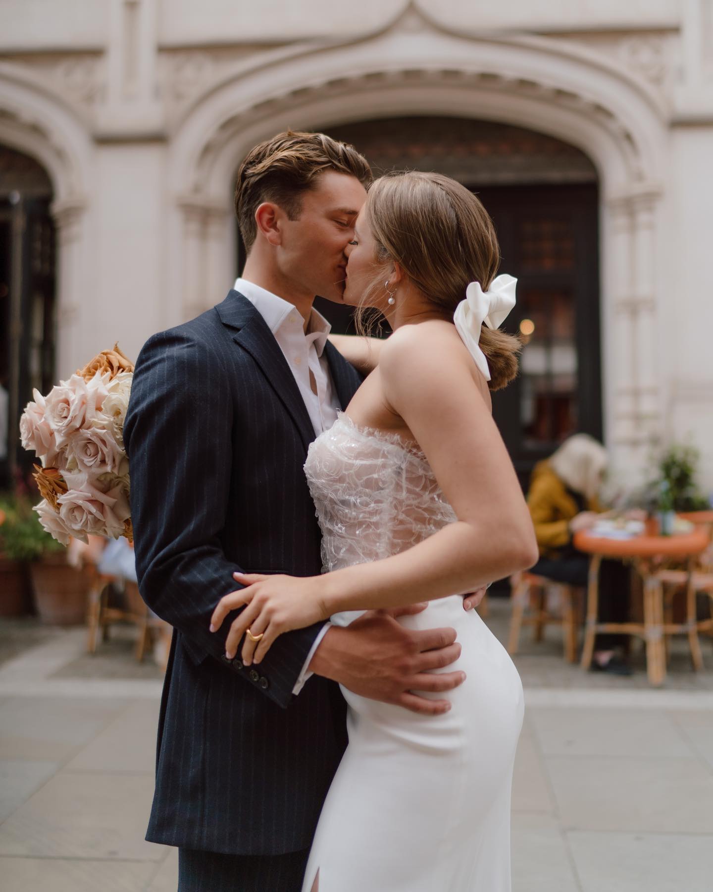 LONDON STREETS WITNESSING A LOVE STORY 
•
•
•
#londonweddingphotographer#ukweddingphotographer#londonwedding#townhallwed