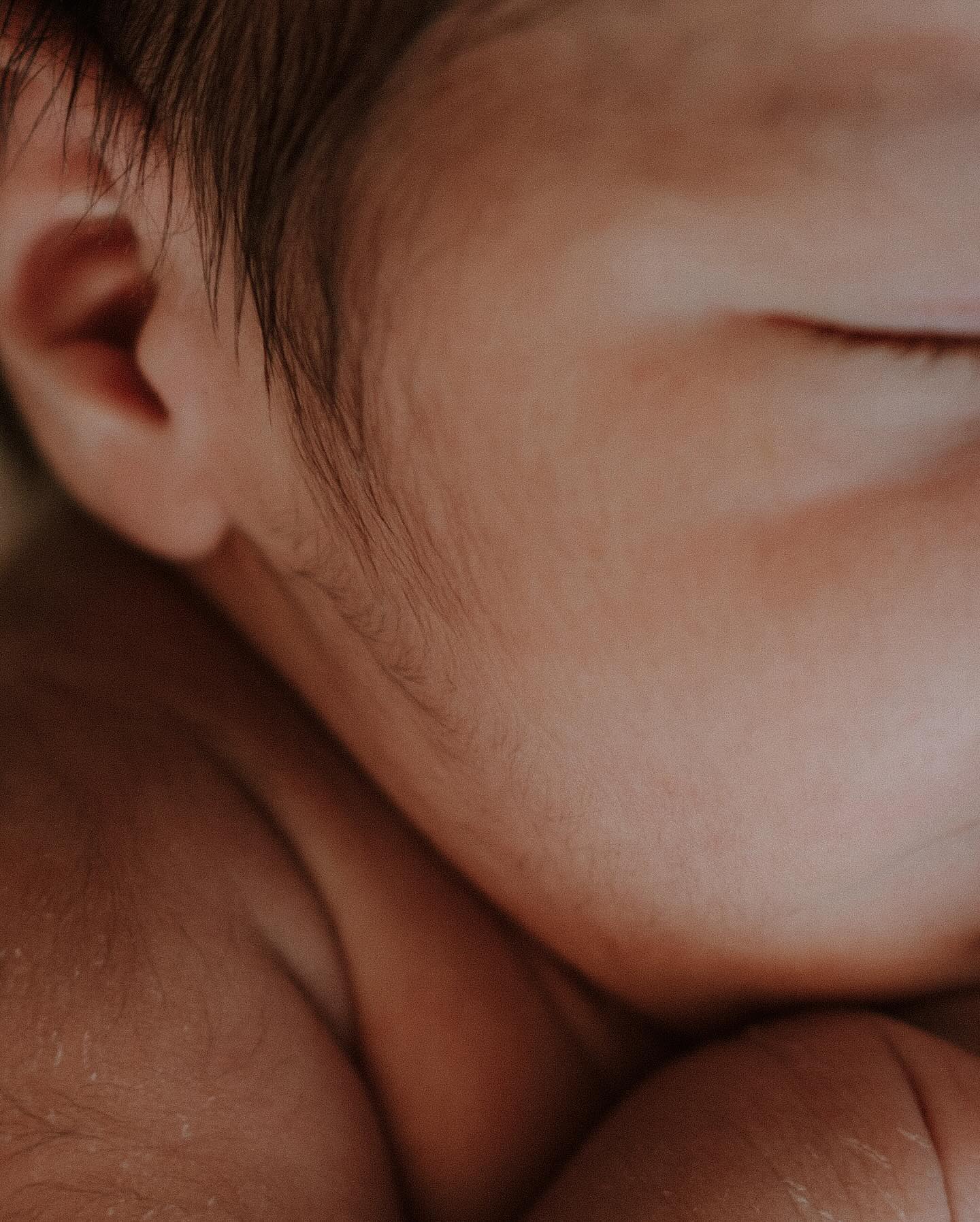 THAT PEACE A BABY BRINGS HOME … SO TINY, SO SMALL, SO LOVED, BY ALL…. 
•
•
•
•
•
#newbornphotography #newbornphotographe