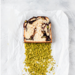 Schoko-Babka mit Pistazien und Orangen-Kardamom-Sirup thumbnail