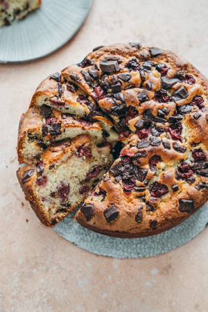 Schoko-Rührkuchen mit Kirschen thumbnail