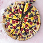 Ricotta-Joghurt-Kuchen mit Blaubeeren & Himbeeren thumbnail