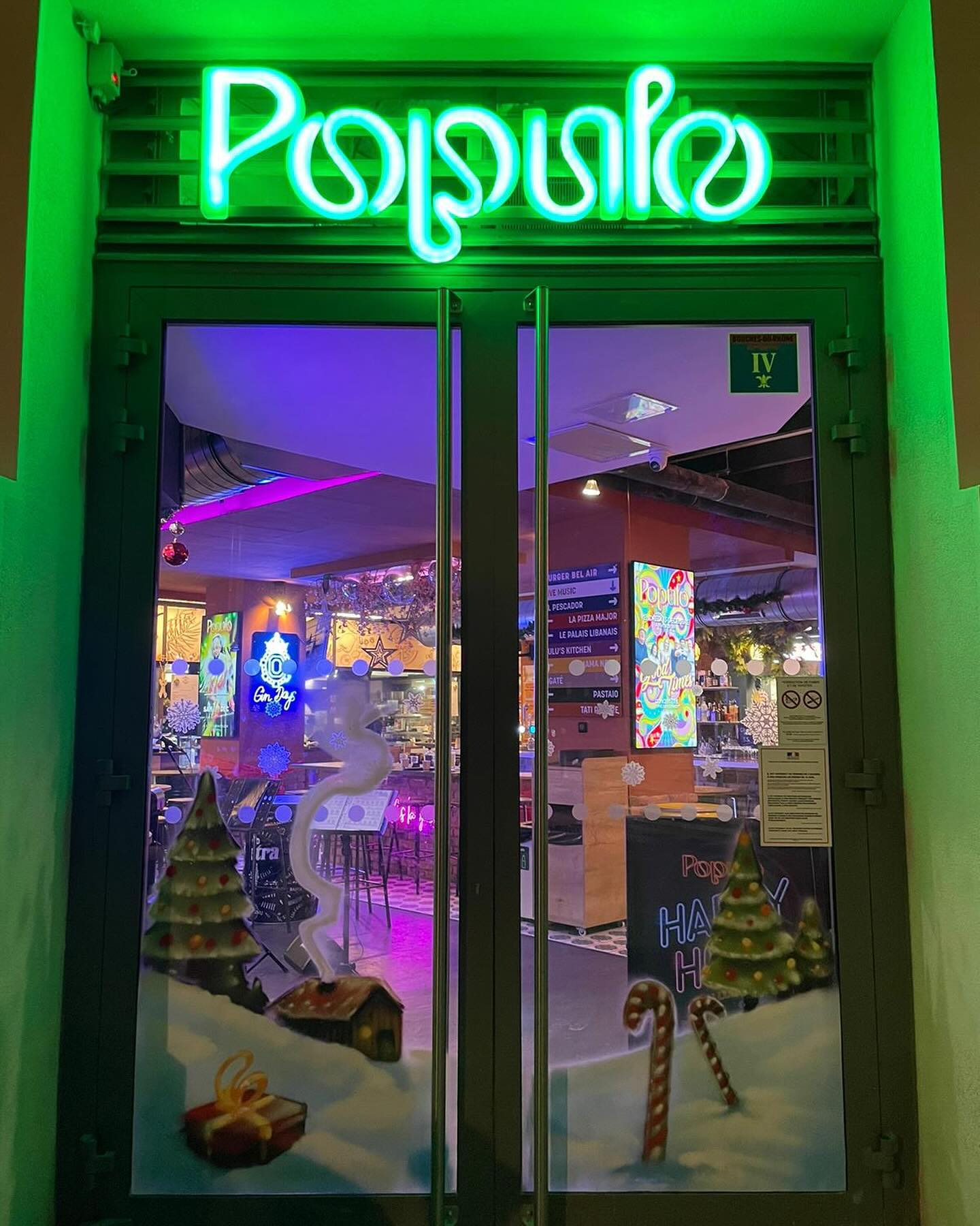 ✨ Plongez dans la magie des fêtes au @populomarseille ! 

🎄✨ Nouvelle déco éblouissante, ambiance chaleureuse et une sym
