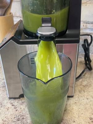 Baje de peso con jugos naturales  Receta aqui 👇🏻🥭 2 kiwi 🥝 3 tallos de apio  1 limon 🍋 1 cilantro al gusto 🌿 1 chote 🍐 2