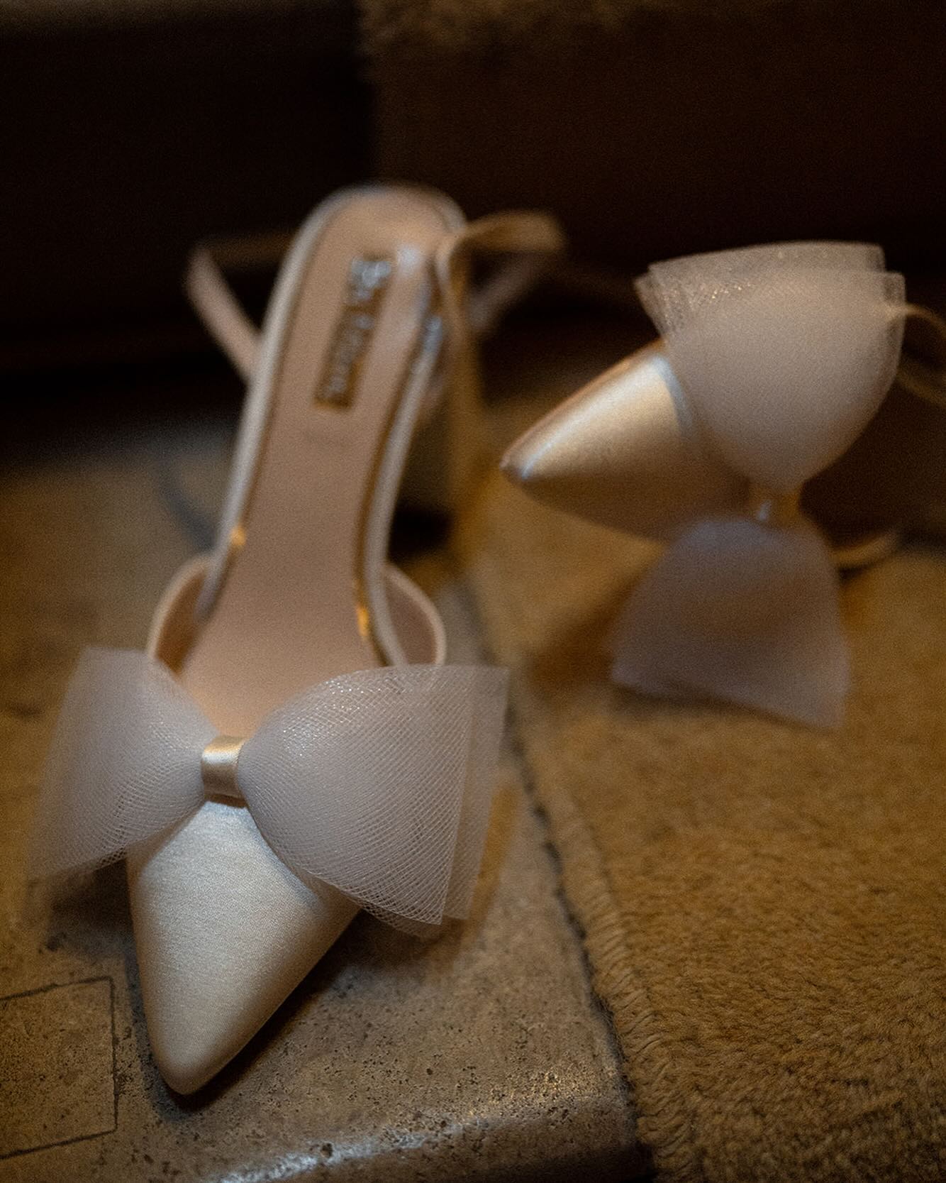 Bows, heels and a low lit staircase 🤝 Me

#editorialweddingphotographer #luxurywedding #cotswoldsweddingphotographer #lo