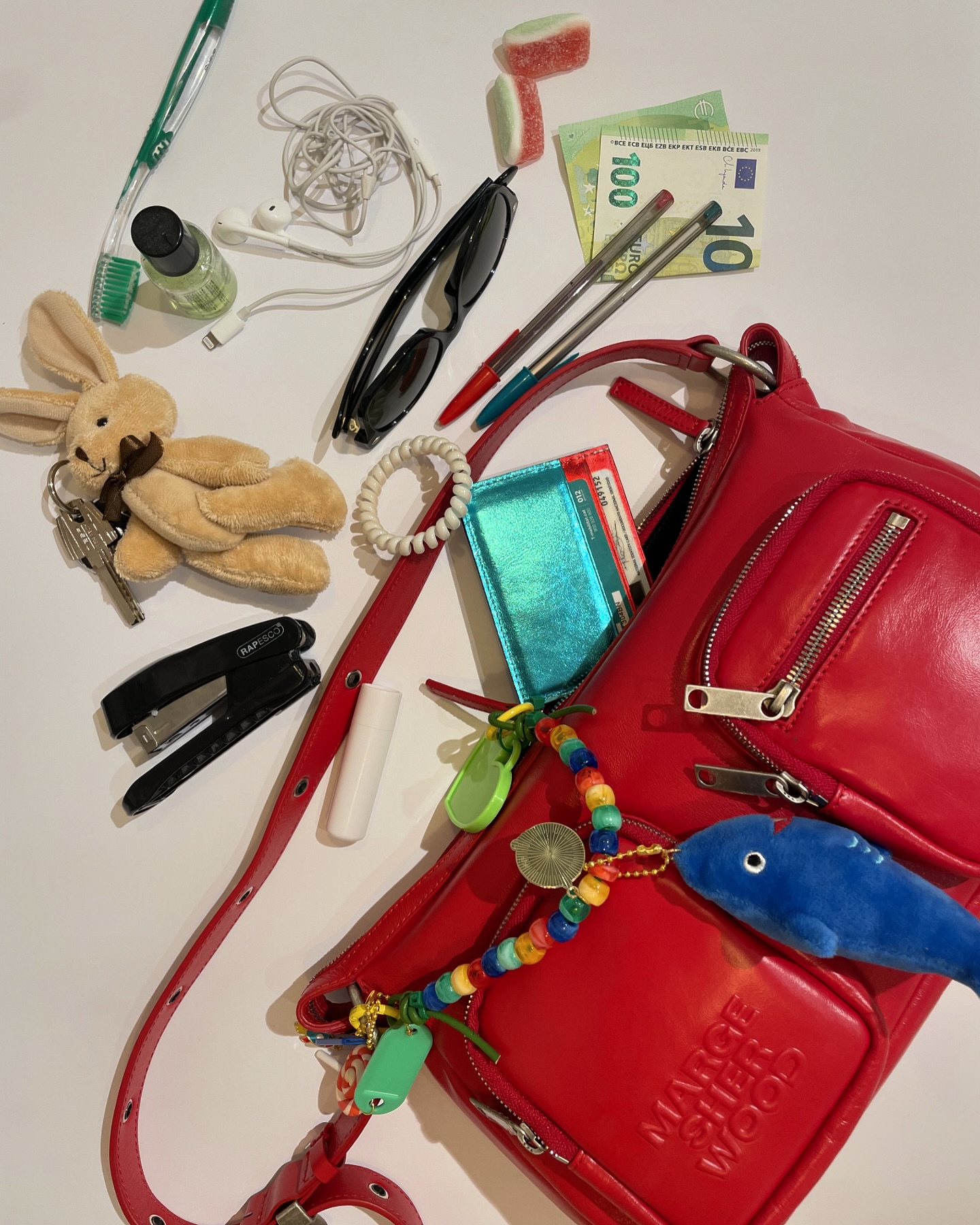 Please remember to take all your belongings with you💄🕶️✨🍫🧸💌❤️💶
