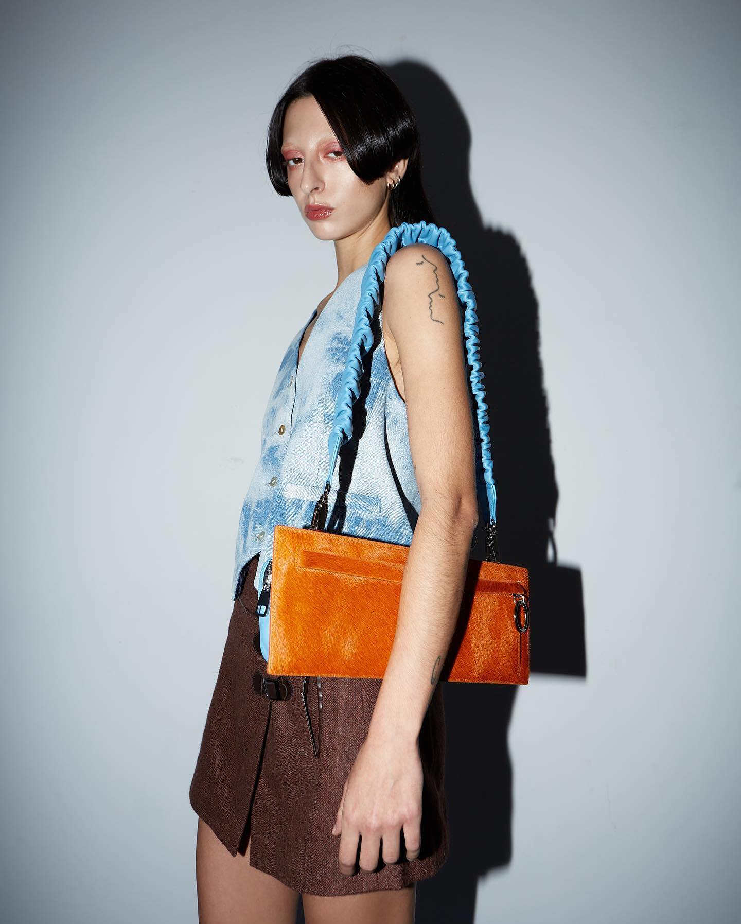 Same bag, different position 🧡💙 
Which bag is your favorite from Palmo Collective? 🤩
#bagsparadise #palmocollective #lea
