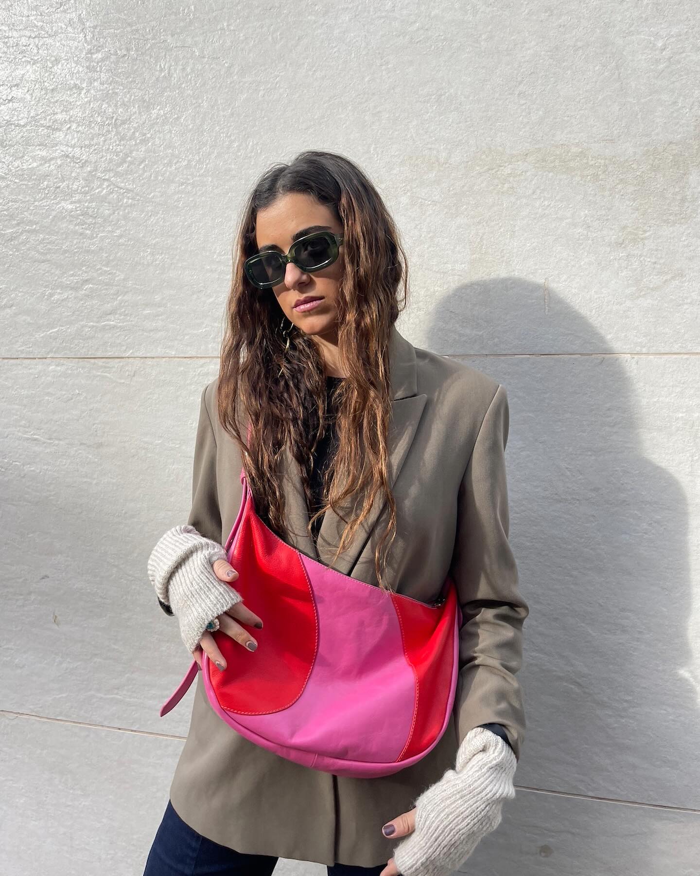 We love the mix of pink and red 🩷❤️. Give a touch to your look autumn look with this bag ✨ #bagsparadise