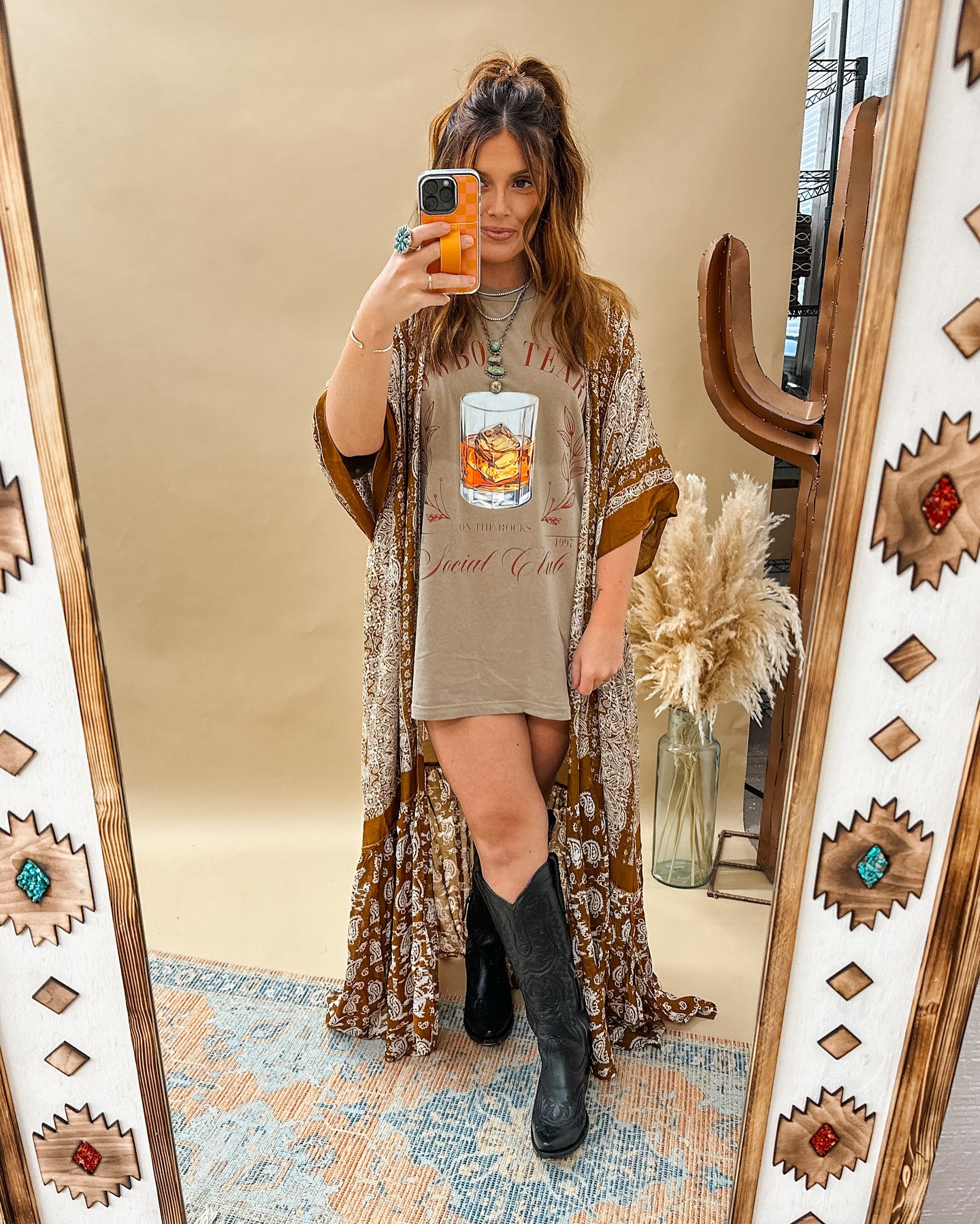 My next concert look 👀 >>> I cannot get over this gorgeous maxi kimono. Paired with an oversized tee and cowgirl boots. 