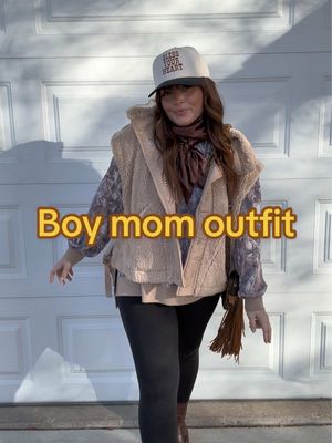 What I am wearing as a mom of two boys, 4 weeks post partum🫶🏼 When leggings is all that fits me right now, I am still tr