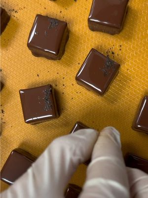 This two-layer chocolate features a vibrant and fruity kalamansi pâte de fruit as the base, topped with a smooth Earl Gr